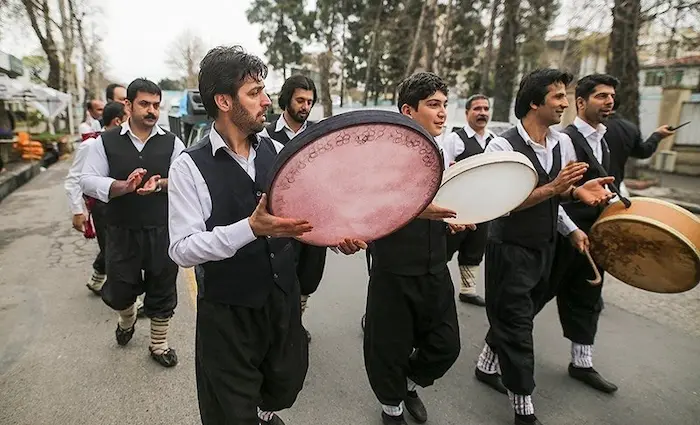 برگذاری مراسم نوروز خوانان با لباس سنتی و دف در رستم رود 5568764531