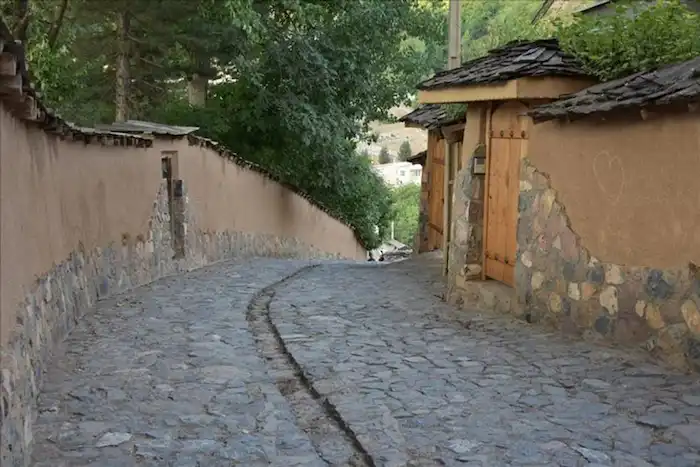 کوچه سنگ فرش شده روستای کندلوس 32347534132