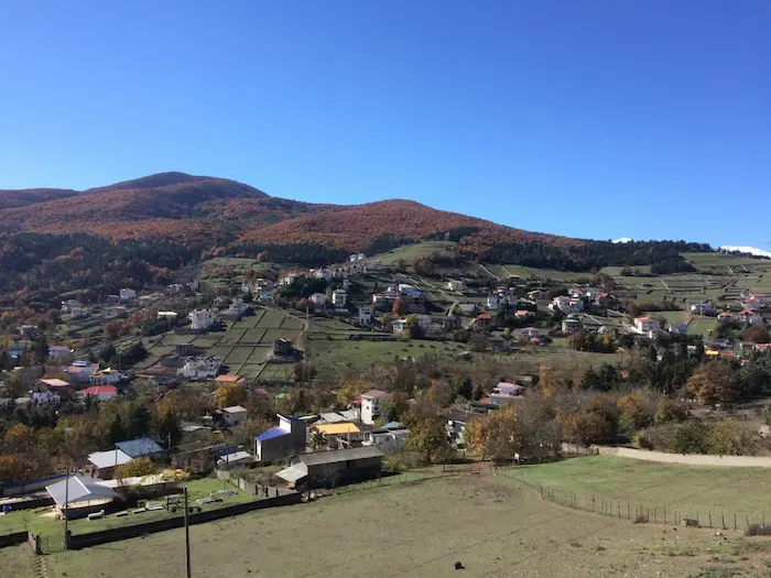 روستای بنفشه ده چمستان احاطه شده توسط کوهستان 546476845452