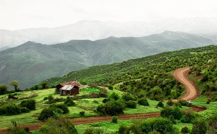 نمایی از کلبه روستایی و چمنزارهای بهدشت 