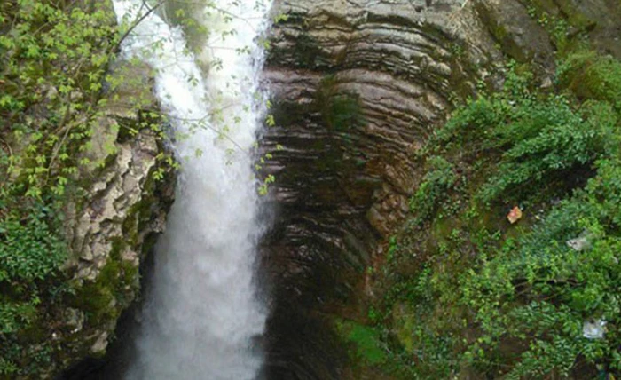 خروش آب های آبشار ونوش از میان صخره ها 414541212001