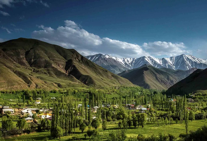کوه های بلند و ابرهای زیبا در روستای سرسبز استان مازندران 2323154