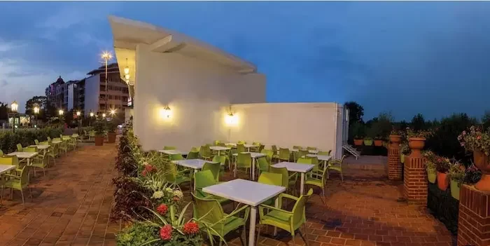 چیدمان میز و صندلی ها و گلدان های زیبا در فضای بیرون رستوران مازرون نور 565654654656