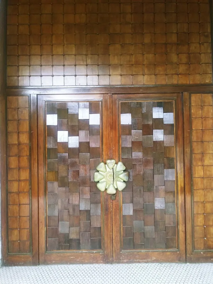 درب ورودی چوبی باشکوه کاخ تمیشان نور 54156416541651
