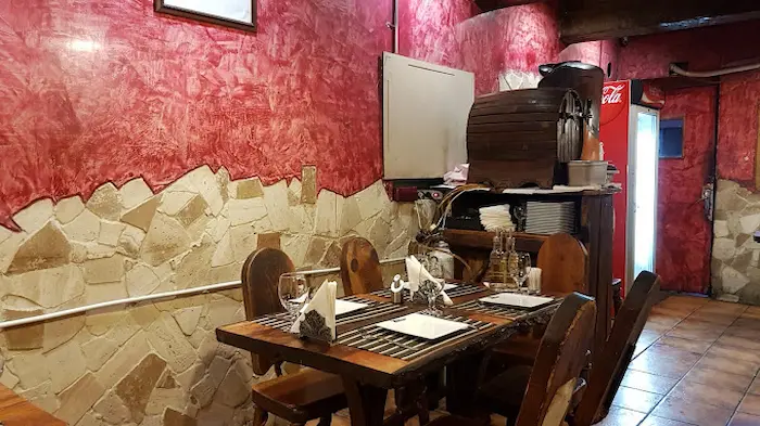 چیدمان میز و صندلی فضای داخل رستوران ایتالیایی مورانو 57678799867