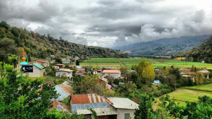 هوای ابری و زیبا روستای جوربند با پوشش گیاهی سبز و کوهستان های اطراف ویلاها 41634545364114532