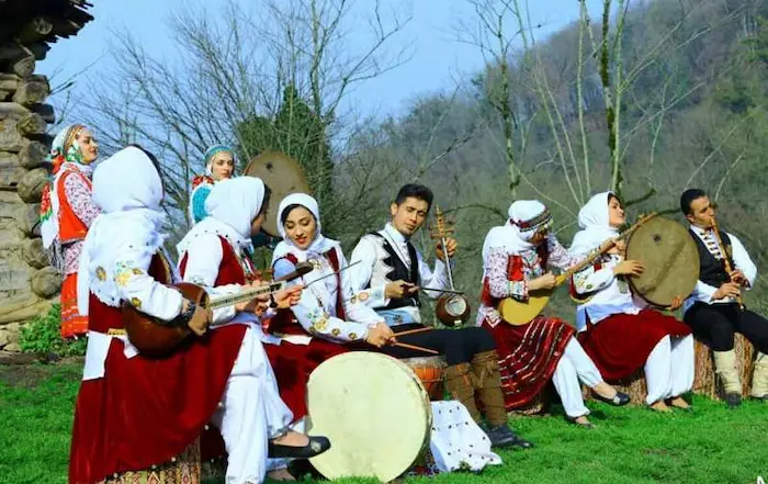 برگزاری مراسم باران خواهی توسط مردان و بانوان جوان در روستای جوربند 2415346312