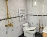 توالت فرنگی و دوش حمام سرویس بهداشتی مدرن آپارتمان ساحلی 145 متری در رویان 4587456644