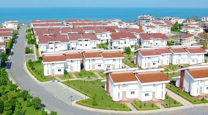 ساختمان های مرتب در کار دریای شهرک ساحلی ایزدشهر 26459748561
