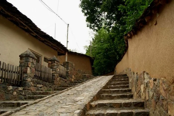 پله های قدیمی روستای کندلوس با خانه ها و دیوارهای گلی 625648445864