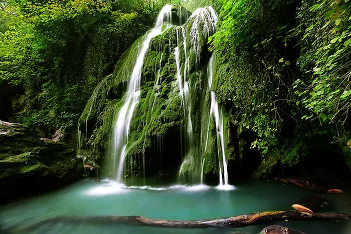 آبشار سواسره سرسبز یکی از جاهای دیدنی مازندران 8748645