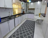 آشپزخانه با کابینت های سفید و کف سرامیکی خانه ویلایی در رویان 458484