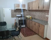 آشپزخانه با کابینت های چوبی، یخچال، اجاق گاز آپارتمان در رستم رود 568464