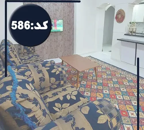 اتاق پذیرایی با مبلمان گلی آبی و آشپزخانه خانه ویلایی در رویان 565446