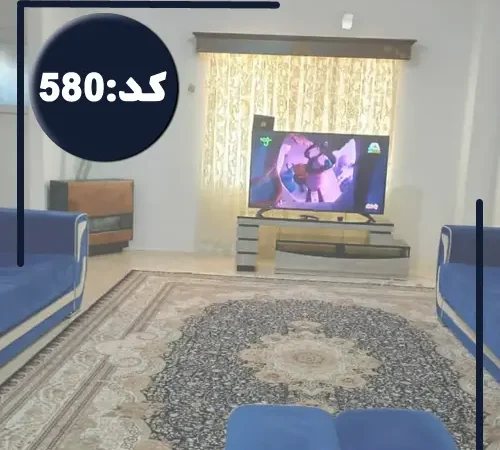 اتاق پذیرایی فرش شده با مبلملن آبی و تلوزیون رو میزی آپارتمان در نور 4455585478