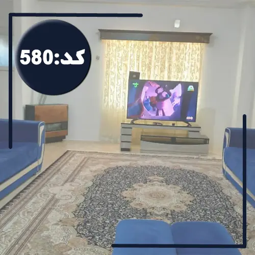 اتاق پذیرایی فرش شده با مبلملن آبی و تلوزیون رو میزی آپارتمان در نور 4455585478