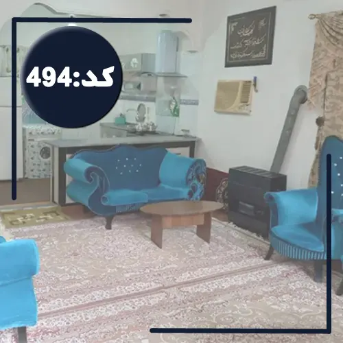 اتاق پذیرایی فرش شده و مبلمان آبی با بخاری گازی و آشپزخانه با یخچال، لباسشویی خانه ویلایی در نور 56488