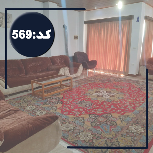 اتاق پذیرایی فرش شده و مبلمان قرمز و بخاری گازی آپارتمان در رستم رود 1446484