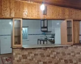 اتاق پذیرایی و آشپزخانه با سقف چوبی ویلا در چمستان 415648