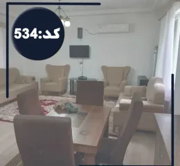 اتاق پذیرایی و مبلمان و کف سرامیکی خانه ویلایی در رویان 41587468