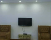 تلوزیون دیواری با مبلمان قهوه ای آپارتمان در رویان 46874