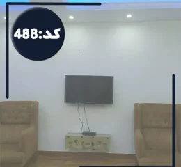 تلوزیون دیواری با مبلمان قهوه ای آپارتمان در چمستان 46874