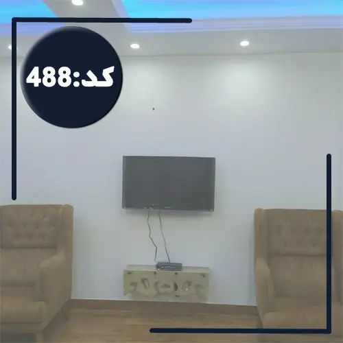 تلوزیون دیواری با مبلمان قهوه ای آپارتمان در چمستان 46874