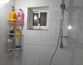 حمام با دوش فلزی و تهویه هوای خانه ویلایی در نور 45864768