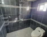 حمام و سرویس بهداشتی فرنگی با کاشی های سفید مشکی آپارتمان در نور 4464