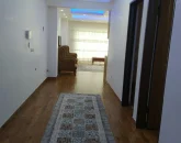راه رو و درب های چوبی و اتاق پذیرایی آپارتمان در چمستان 564568