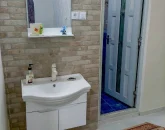 روشو و آینه در کنار درب حمام و سرویس بهداشتی خانه ویلایی در رویان 15364684