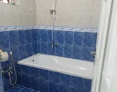 وان و دوش حمام به همراه سرویس بهداشتی ایرانی با کاشی های آبی و سفید پخانه ویلایی در رویان 456844
