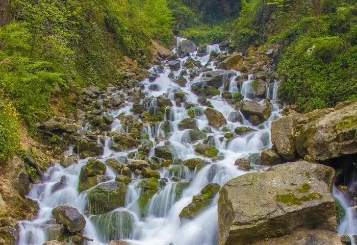آبشار آب پری روان در دل صخره های سنگی 56486