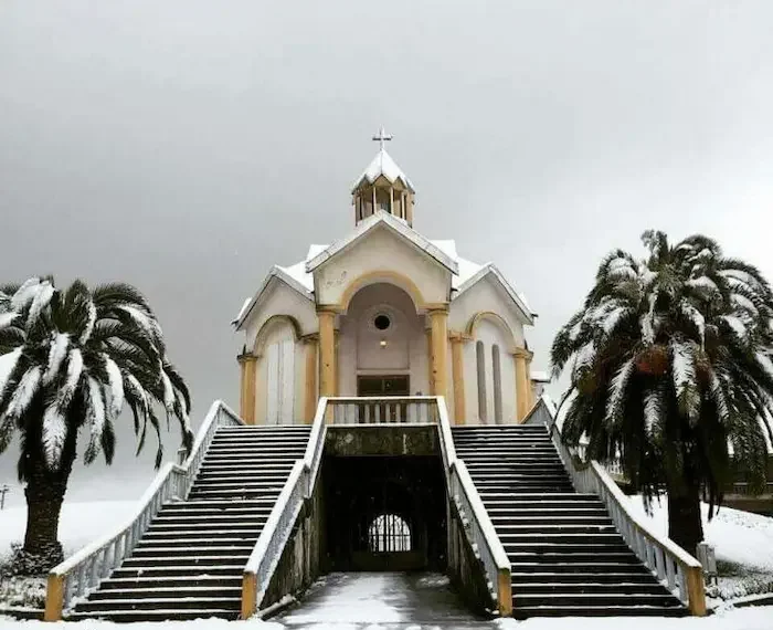 نمای بیرونی کلیسای آنتوان مقدس رویان در روز برفی 5659465