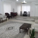 اتاق پذیرایی به همراه مبلمان سفید واحد آپارتمان در ایزدشهر 473868760