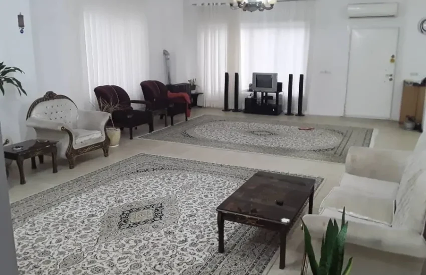 اتاق پذیرایی به همراه مبلمان سفید واحد آپارتمان در ایزدشهر 473868760