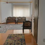 اتاق پذیرایی فرش شده به همراه مبلمان آپارتمان در ایزدشهر 456479565