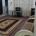 اتاق پذیرایی فرش شده به همراه مبلمان آپارتمان در ایزدشهر 456847395