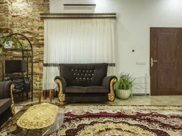 اتاق پذیرایی فرش شده به همراه مبلمان واحد آپارتمان در ایزدشهر 8746538767