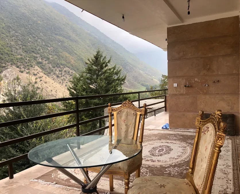 تراس سنگ کاری شده با میز و صندلی ویلا در روستای لاویج نور 487568735