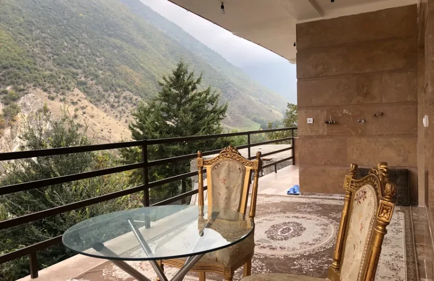 تراس سنگ کاری شده با میز و صندلی ویلا در روستای لاویج نور 487568735