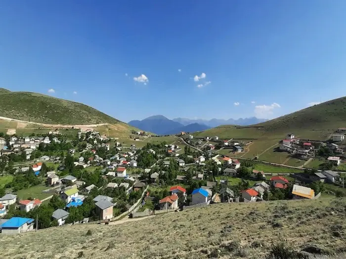 خانه های مسکونی در میان دشت های سرسبز روستای نیمور در نزدیکی حسن اباد نور 48568435976