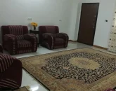 اتاق پذیرایی فرش شده به همراه مبلمان خانه روستایی در رستم رود 4878947534