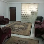 اتاق پذیرایی فرش شده به همراه مبلمان خانه روستایی در رستم رود 487947534