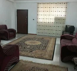 اتاق پذیرایی فرش شده به همراه مبلمان خانه روستایی در رستم رود 487947534