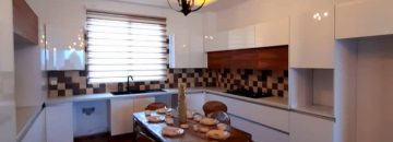 آشپزخانه با نورپدازی سقف و کابینت های mdf سفید براق
