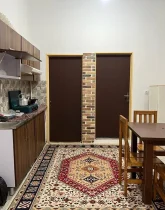 آشپزخانه با میزناهار خوری، کابینت های چوبی، یخچال واحد آپارتمان در حسن آباد 4156886
