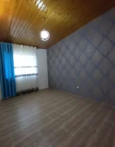 پارکت چوبی و کاغذ دیواری و پرده سفید آبی پنجره اتاق خواب آپارتمان در ایزدشهر 6356146