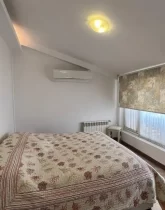 تخت و پنجره در اتاق خواب آپارتمان 125 متری فروشی فول فرنیش در ایزدشهر 56575575657