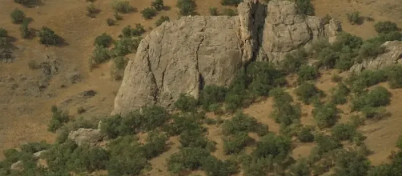فیل سنگی در اطراف تپه های خاکی در روستای لاویج 5264864